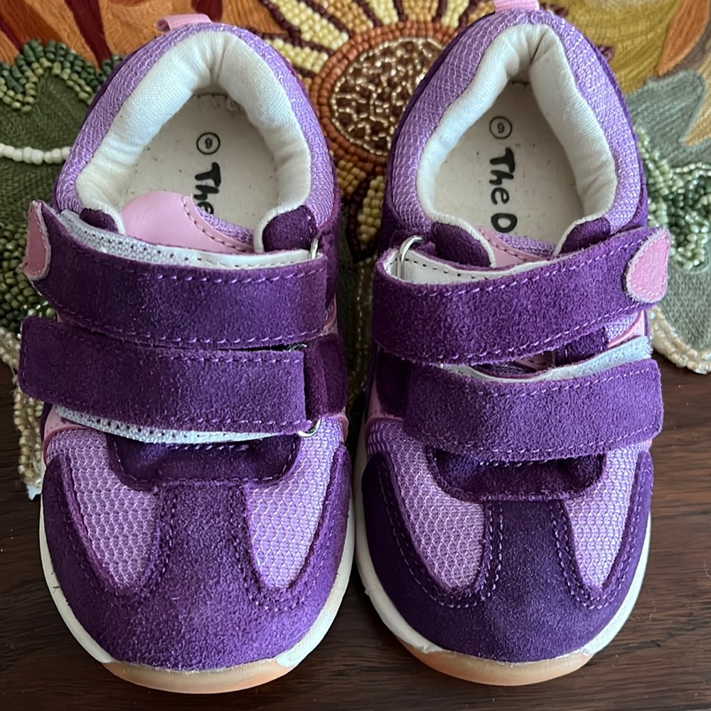 Super cute new purple shoes, size 6 little girl